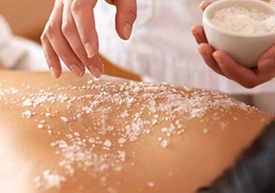 Dépose de sel sur le dos d'une personne