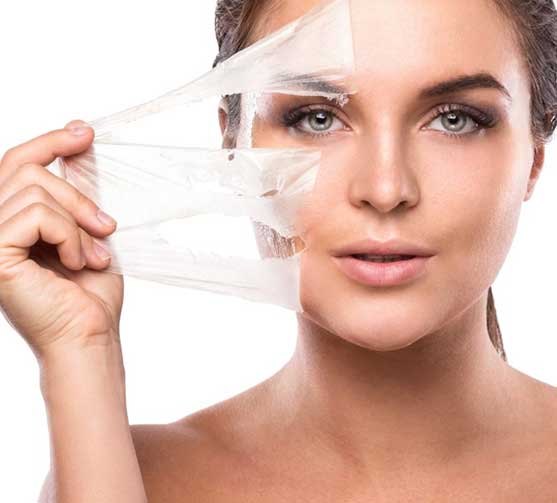 Femme enlevant un masque de soin